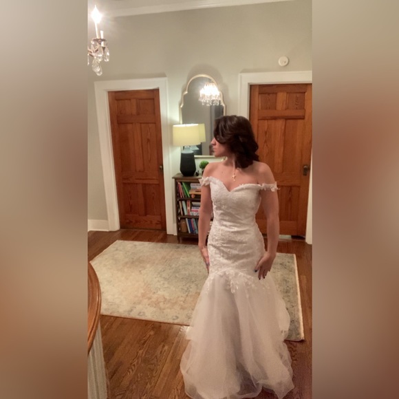 ✨NEVER WORN✨ Off Shoulder, White Lace Wedding Dress - Picture 5 of 13